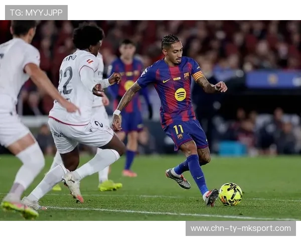 巴萨包夹反抢后形成推进,拉菲尼亚射门被扑 巴萨包夹反抢后形成推进,拉菲尼亚射门被扑