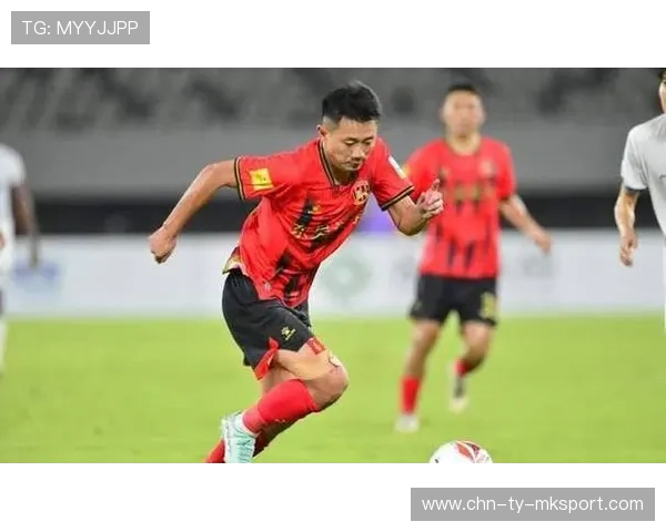 河南队周大地回撤接球，直传穿透两道防守线